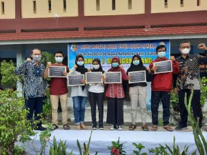 PENYERAHAN REWARD KEPADA JUARA UMUM PROGRAM MIPA DAN IPS TAHUN PELAJARAN 2020/2021